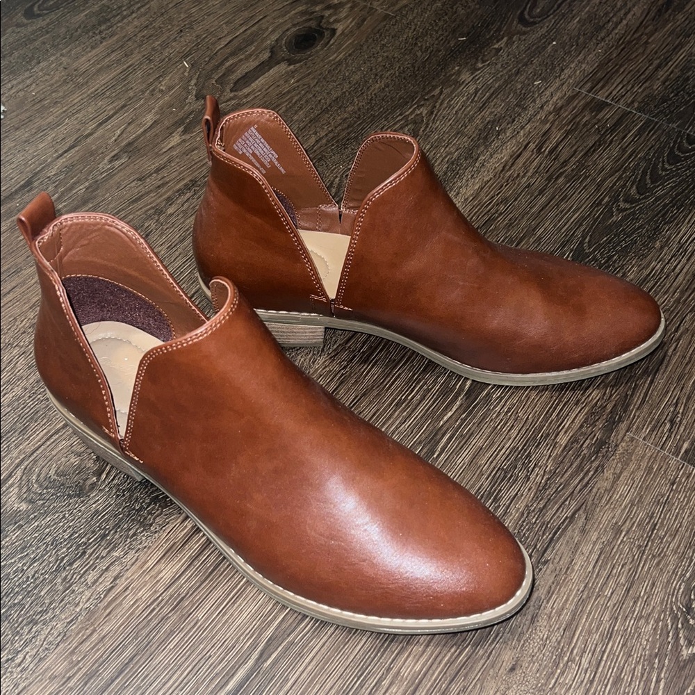 Size 11 Universal Thread Brown Booties Like New